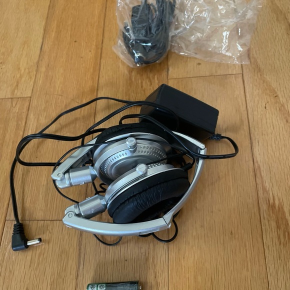 Magnavox 7-inch portable DVD/CD Player Color TFT Screen Headset and adapter - Picture 6 of 8